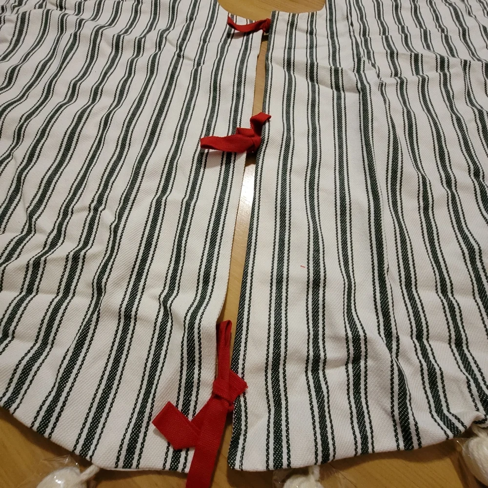 H&H Striped Christmas Tree Skirt 🎄 - Picture 8 of 10